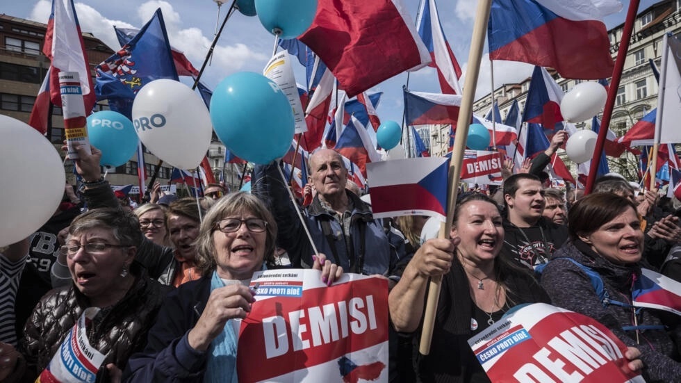 آلاف التشيكيين يتظاهرون ضد الحكومة احتجاجا على اهتمامها بأوكرانيا أكثر من اهتمامها بشعبها