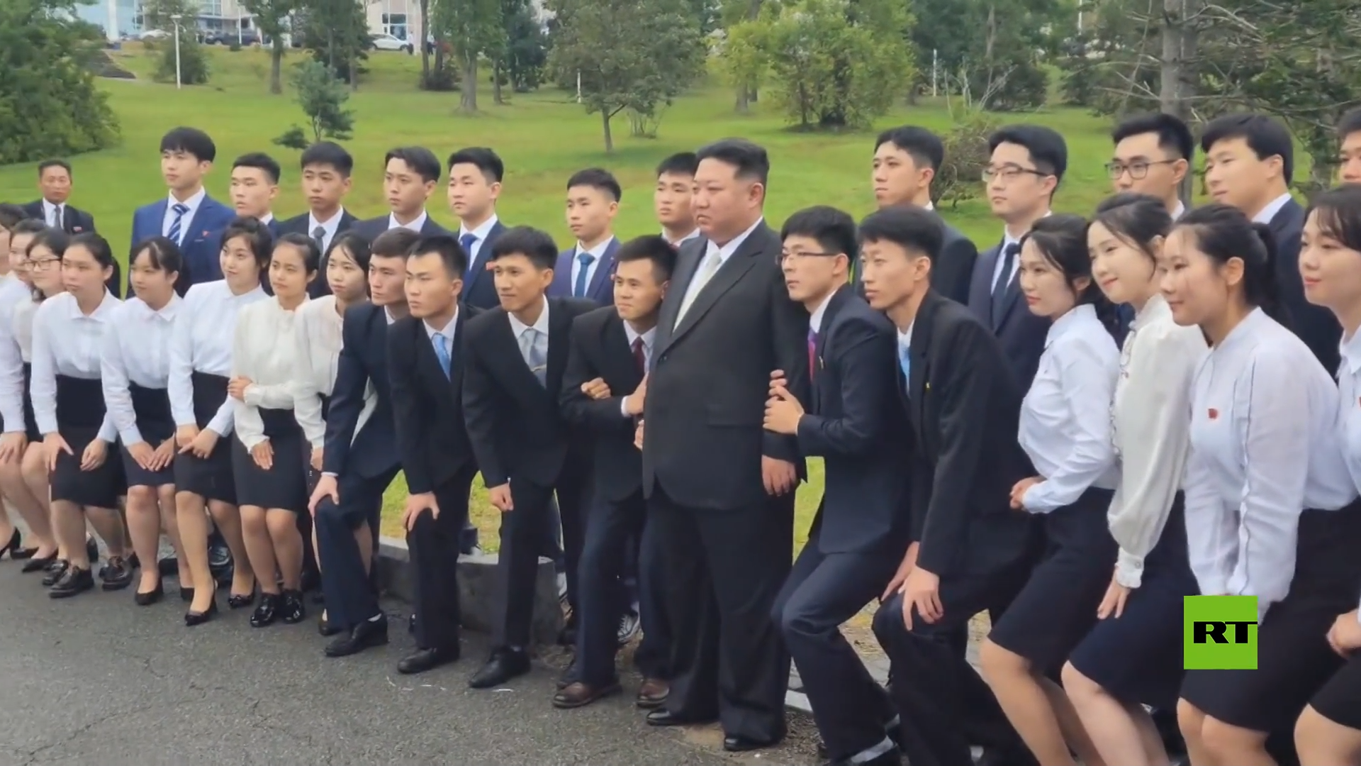 كيم جونغ أون يلتقي مع الطلاب الكوريين الشماليين في فلاديفوستوك