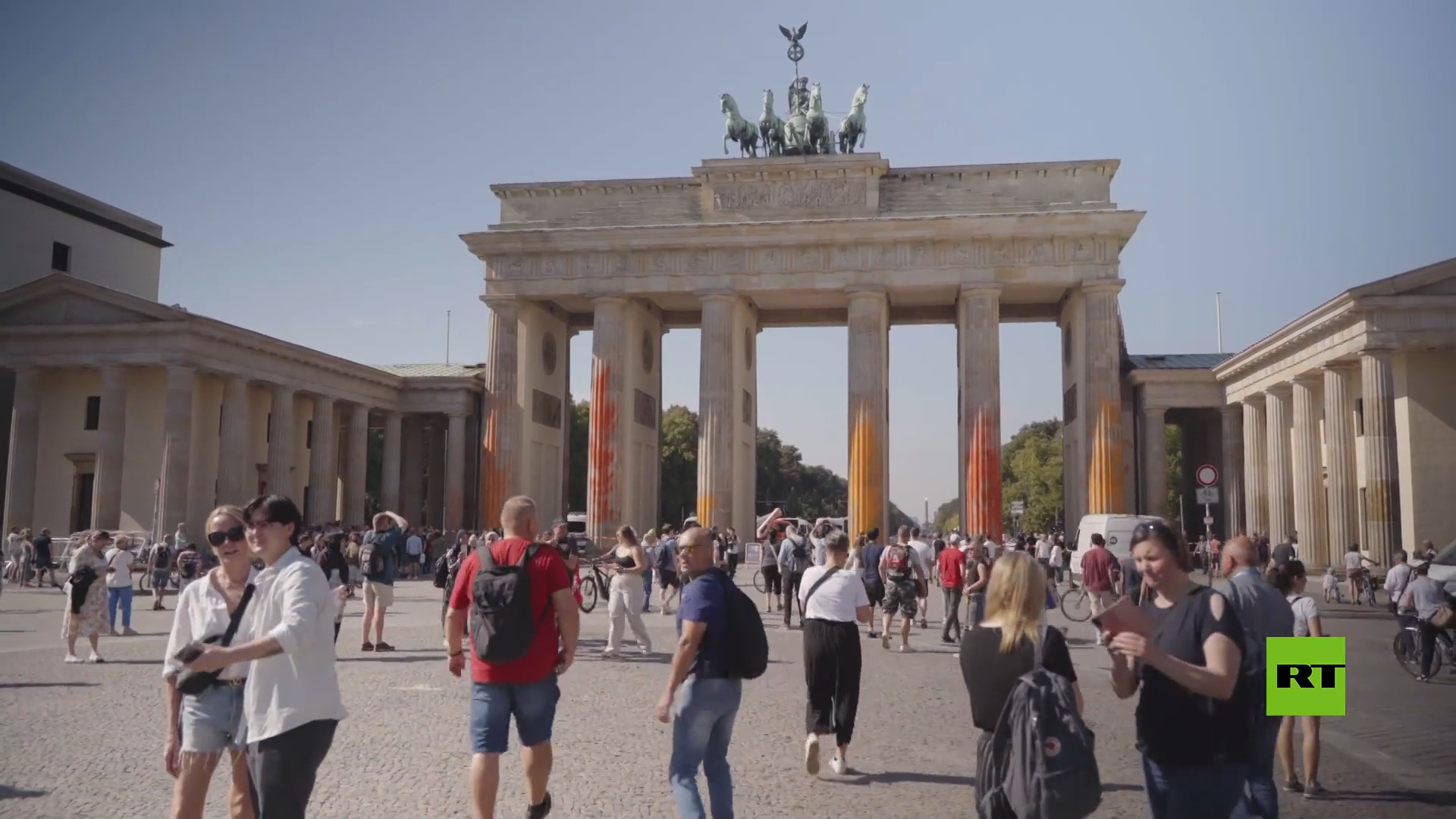نشطاء البيئة يطلون بوابة براندنبورغ في برلين باللون البرتقالي