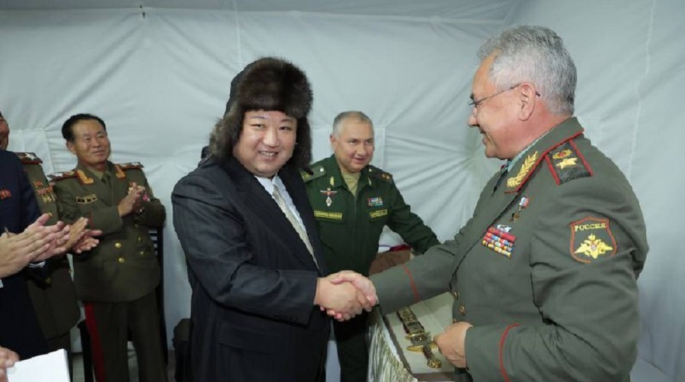 السفير الروسي يكشف كيف تم تحديد مقاس رأس كيم قبل إهدائه قبعة روسية تقليدية