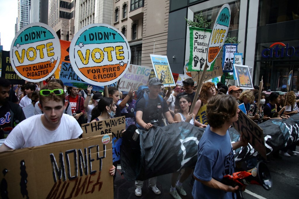 الآلاف يتظاهرون في نيويورك مطالبين العالم بمكافحة التغير المناخي (فيديوهات + صور)