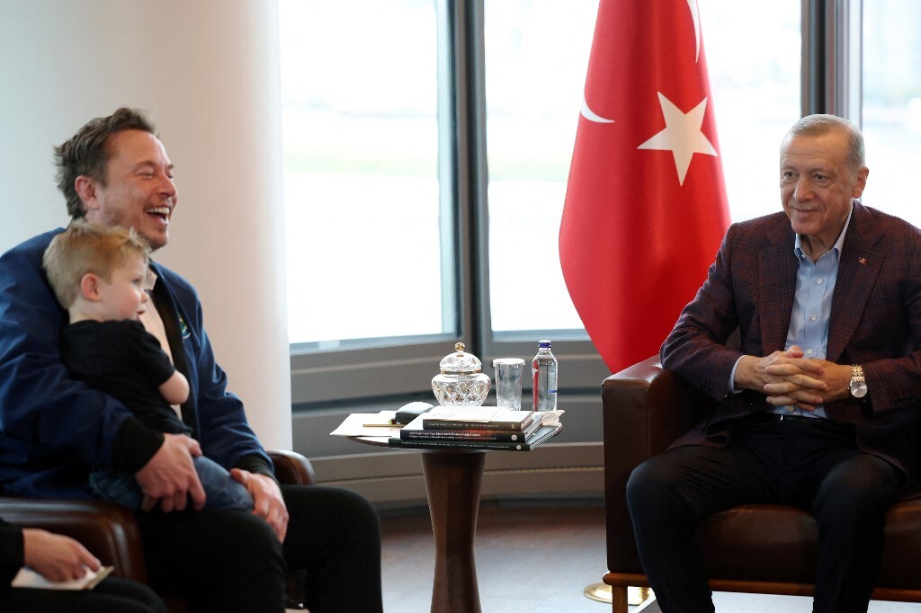 ماذا أهدى أردوغان لماسك ونجله؟ (صورة + فيديو)
