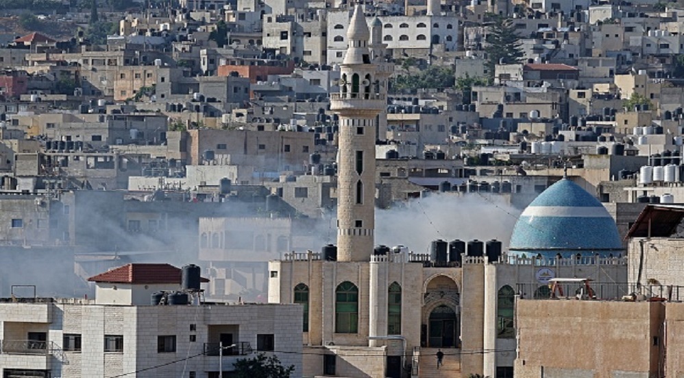 الجيش الإسرائيلي يستهدف مئذنة مسجد مخيم جنين بوابل من النيران