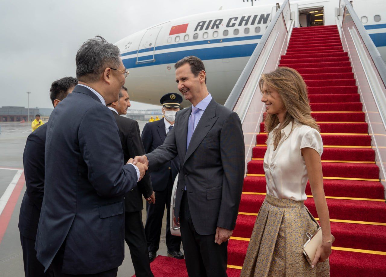 شاهد كيف تم استقبال الأسد وعقيلته فور هبوطهما من الطائرة في مطار خانجو الصيني