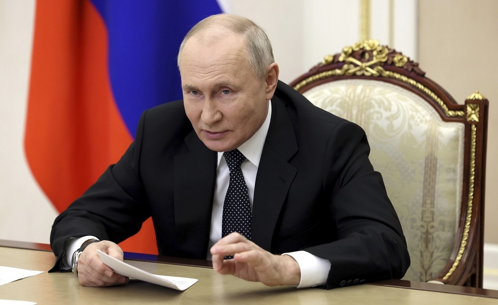بوتين يمازح مدير بنك روسي طلب مليار روبل سنويا