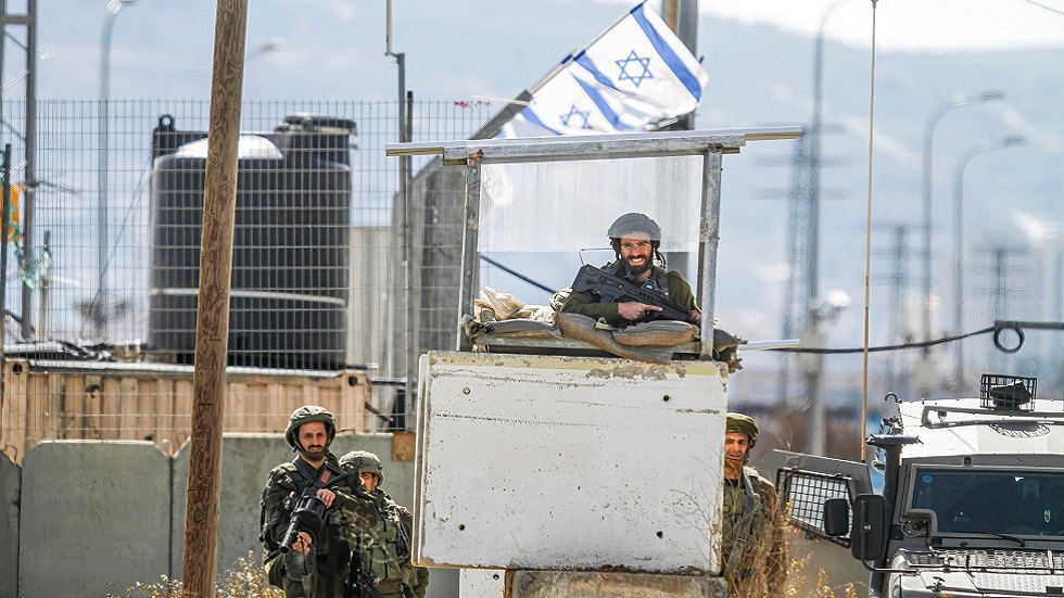 إسرائيل تفرض إغلاقا شاملا على الضفة وغزة بسبب 