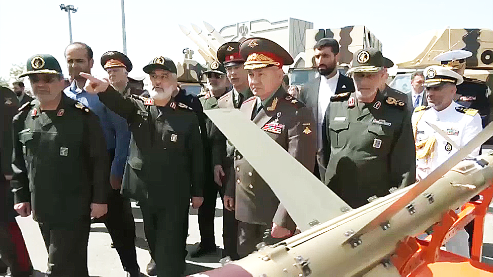 الإيرانيون يكشفون عن صاروخ يمكن استخدامه كمسيرة جوية