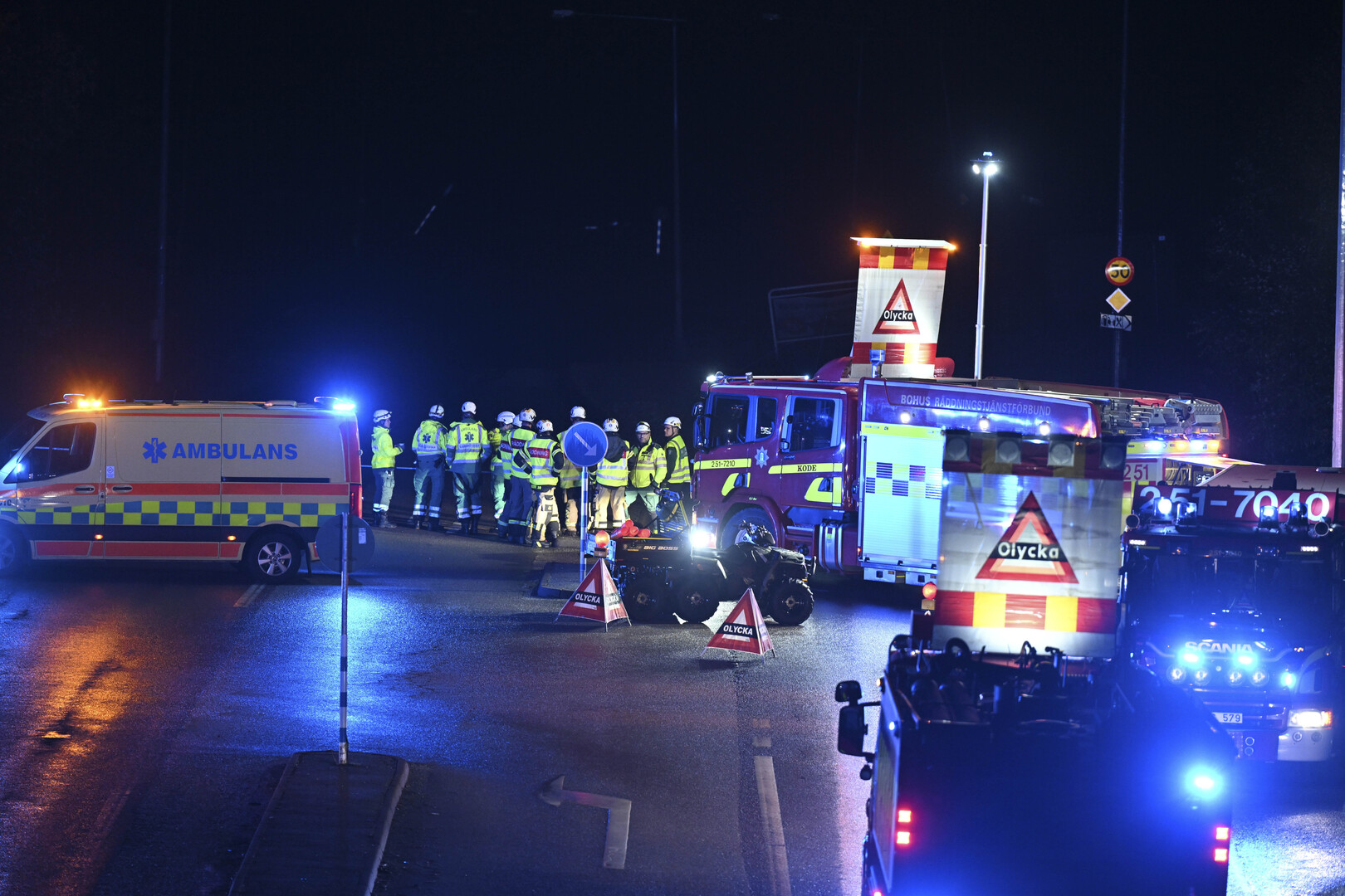إصابة 3 أشخاص إثر انهيار أرضي غامض في السويد (صور)