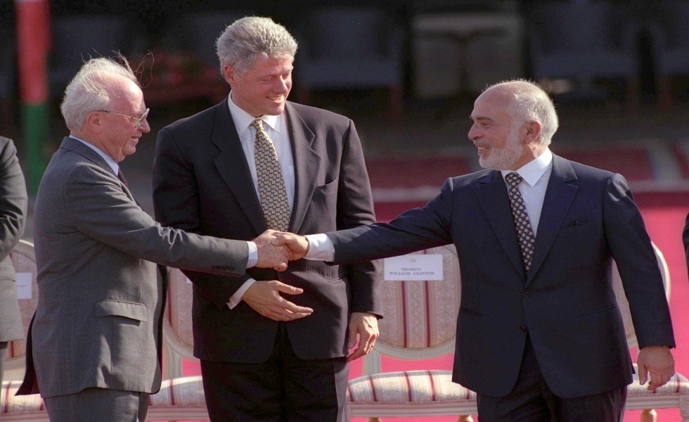 السلام بين إسرائيل والأردن 1994. الرئيس بيل كلينتون يتوسط الملك حسين وإسحاق رابين بحديقة البيت الأبيض.