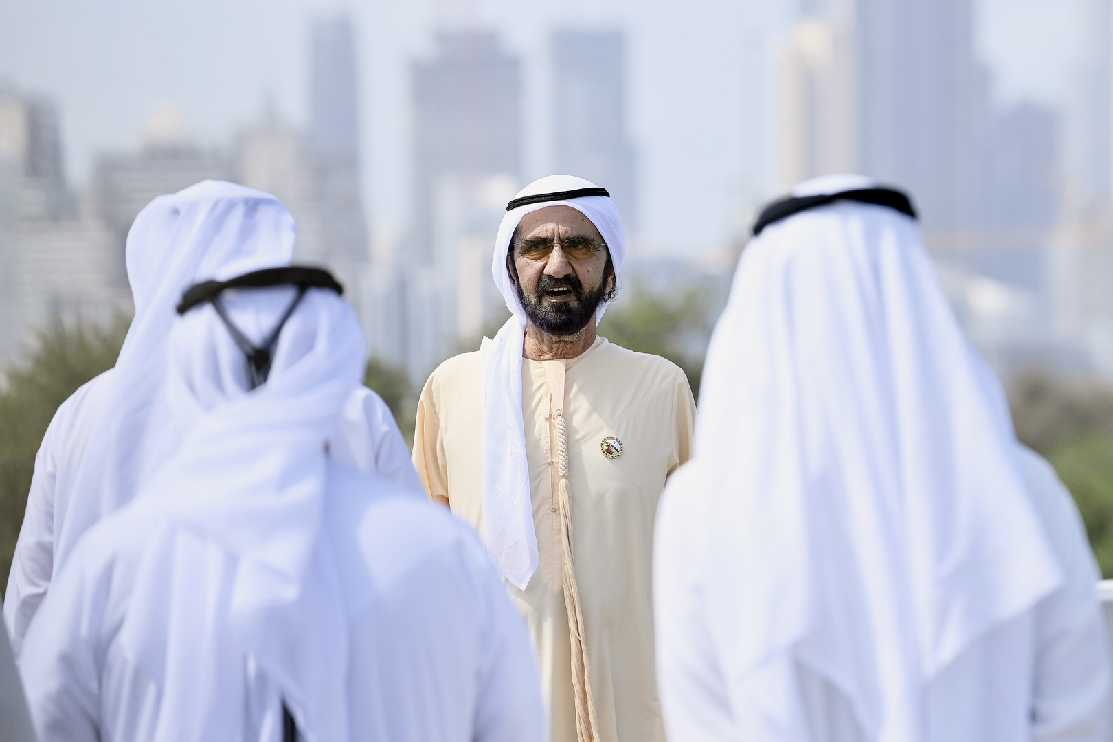 محمد بن راشد يصدر قانونا حول شعار إمارة دبي (صورة)