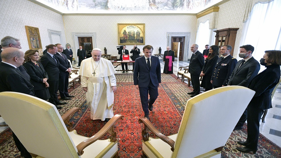 ماكرون يرد على البابا فرنسيس بما يخص ملف المهاجرين
