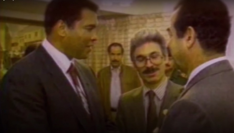 موقع أمريكي يكشف تفاصيل زيارة محمد علي كلاي للعراق ولقاءه صدام حسين (فيديو)