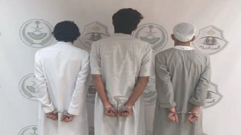 القبض على 3 سعوديين لرفعهم لافتة تثير النعرات القبلية (صورة + فيديو)