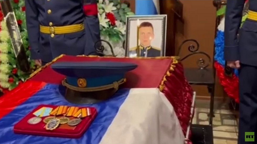 تشييع ضابط روسي قتل بسبب خيانة قائد مروحيته (فيديو)