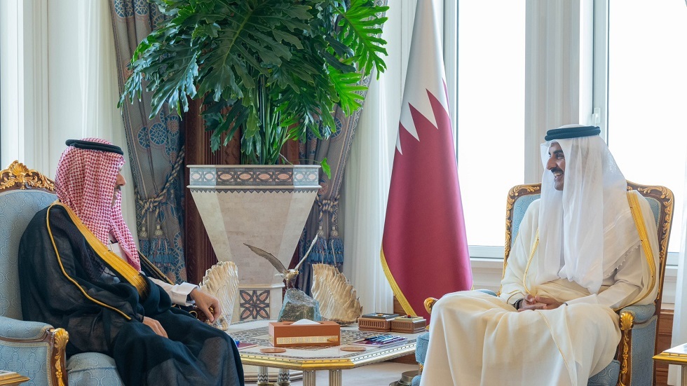 أمير قطر الشيخ تميم بن حمد آل ثاني، ووزير الخارجية السعودي الأمير فيصل بن فرحان