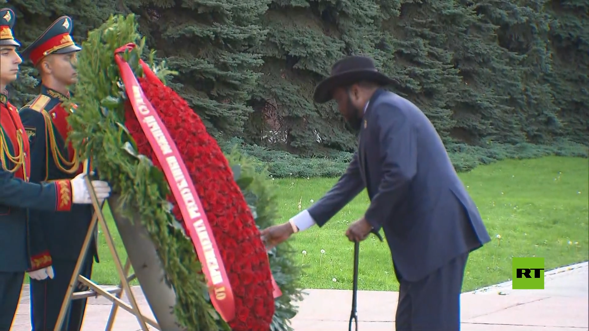 رئيس جنوب السودان يضع إكليلا من الزهور على نصب الجندي المجهول في موسكو