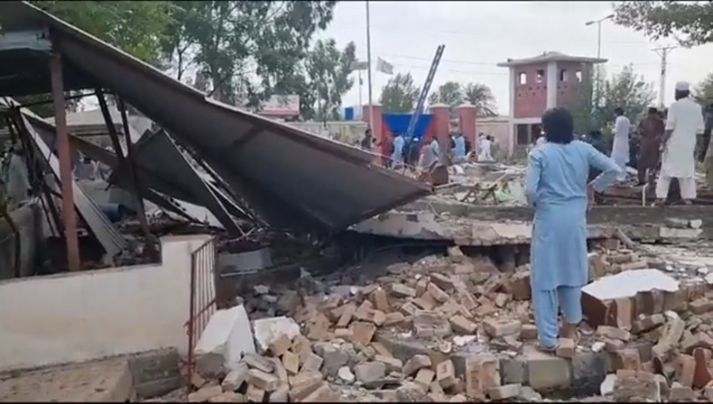 بالفيديو.. تفجير انتحاري قرب مسجد في باكستان