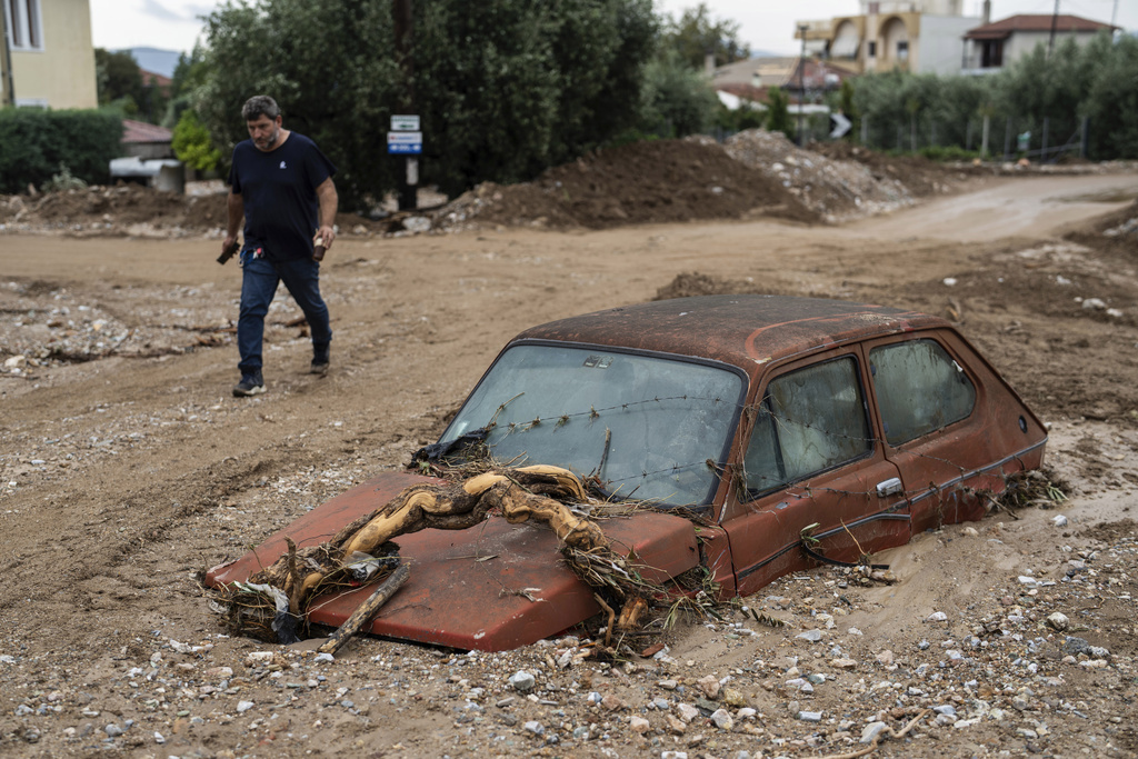 اليونان .. تراجع حدة العاصفة ومخاطر الفيضانات لا تزال مرتفعة (صور)