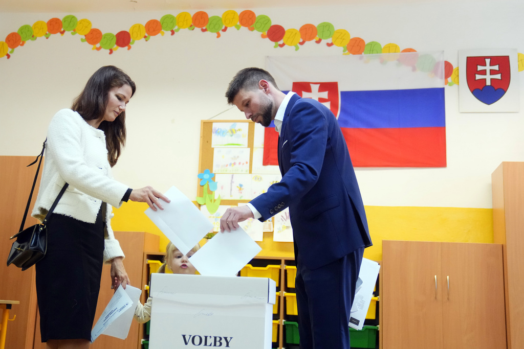 رئيس الوزراء السلوفاكي ينسى بطاقة الهوية للتصويت في الانتخابات البرلمانية