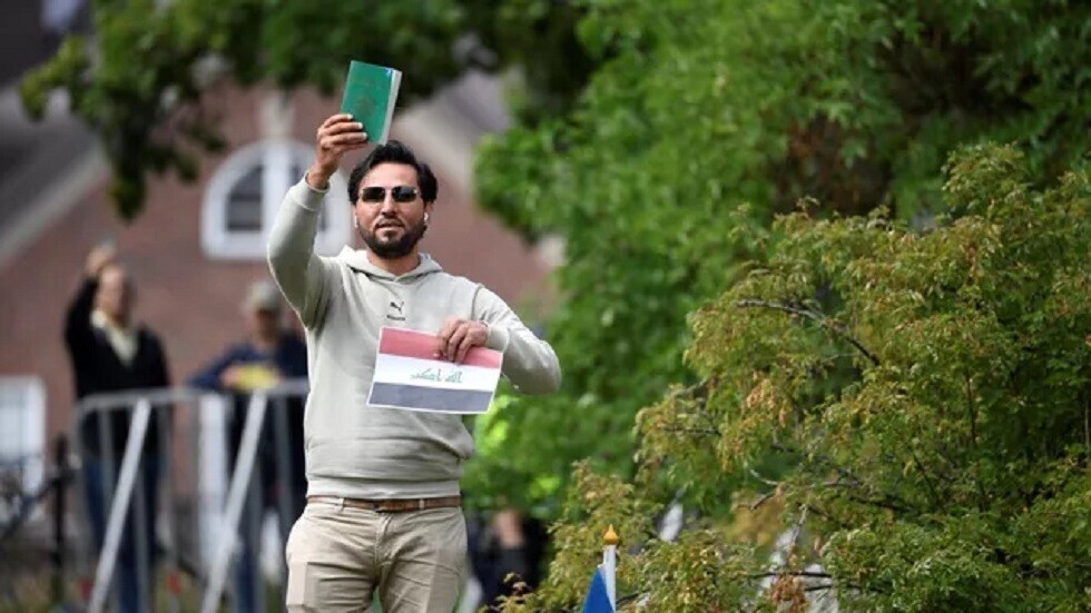 سلوان موميكا يحرق نسخة من القرآن في السويد مجددا والشرطة تعتقل محتجين (فيديو)
