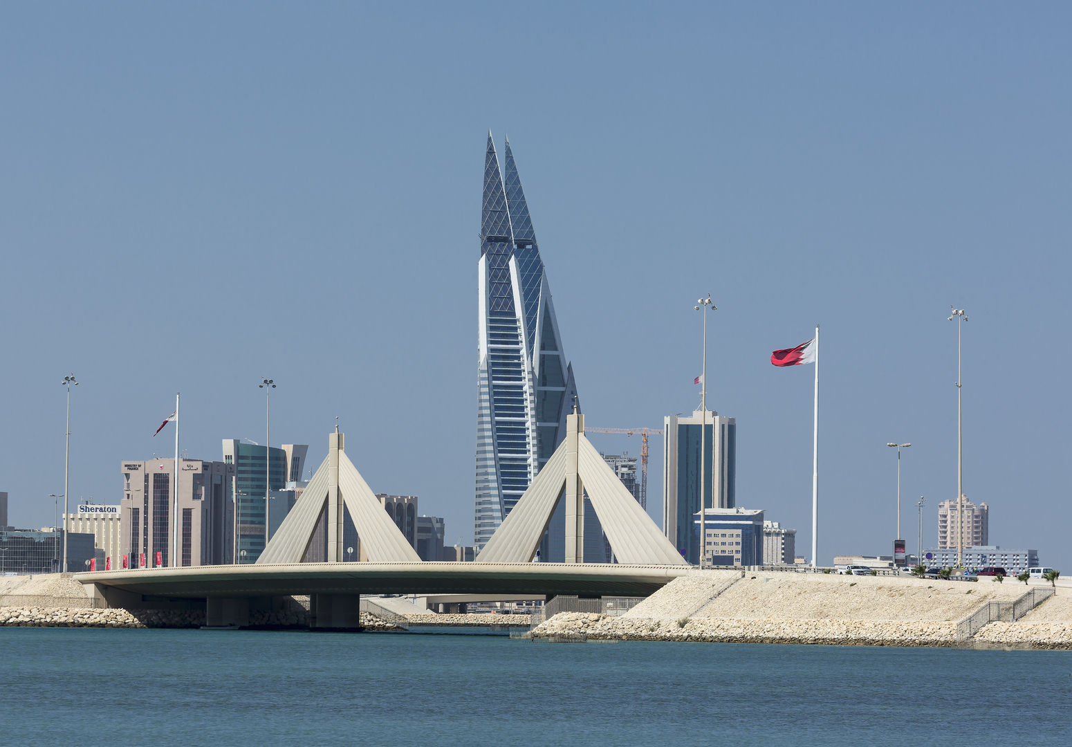 البحرين.. وفاة مواطن خليجي سقطت سيارته بالبحر