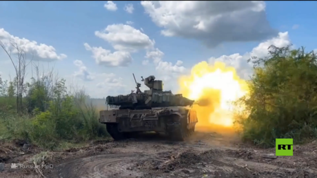 مشاهد جديدة لقصف أفضل دبابة مستخدمة في العالم تحصينات قوات كييف