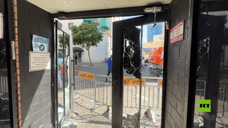 آثار الاشتباكات في تل أبيب بين الشرطة الإسرائيلية ولاجئين إريتريين