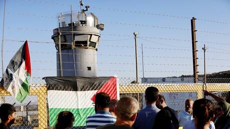 رد جماعي من الأسرى الفلسطينيين في سجن 