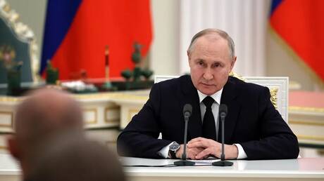 بوتين يمنح عائلة داغستانية تضم خمسة معلمين وسام 