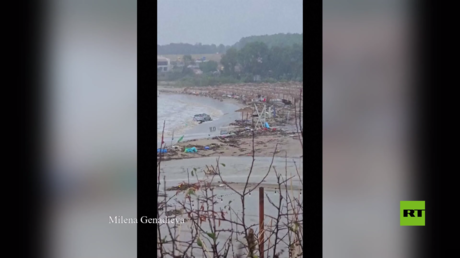 بالفيديو.. فيضانات بمنتجع بحري في بلغاريا