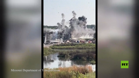 بالفيديو.. تفجير يطيح بجسر فوق نهر ميسوري الأمريكي