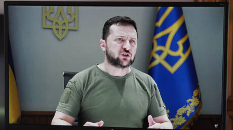 نائب أوكراني سابق يفضح القيادات الأوكرانية ويكشف جنسيات أجنبية يحملها زيلينسكي وحاشيته