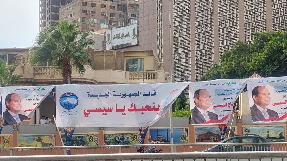 "حبيب المصريين".. "نحبك يا سيسي": ميادين القاهرة تكتسي بلافتات تأييد السيسي (صور)