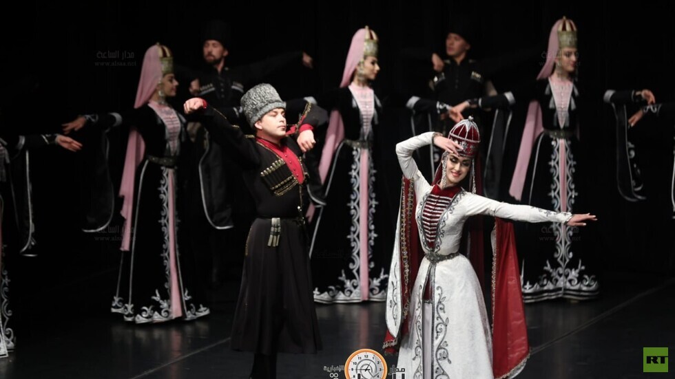 عرض مسرحي لفرقة "كباردينكا" بالمركز الثقافي الملكي بعمان بحضور السفير الروسي