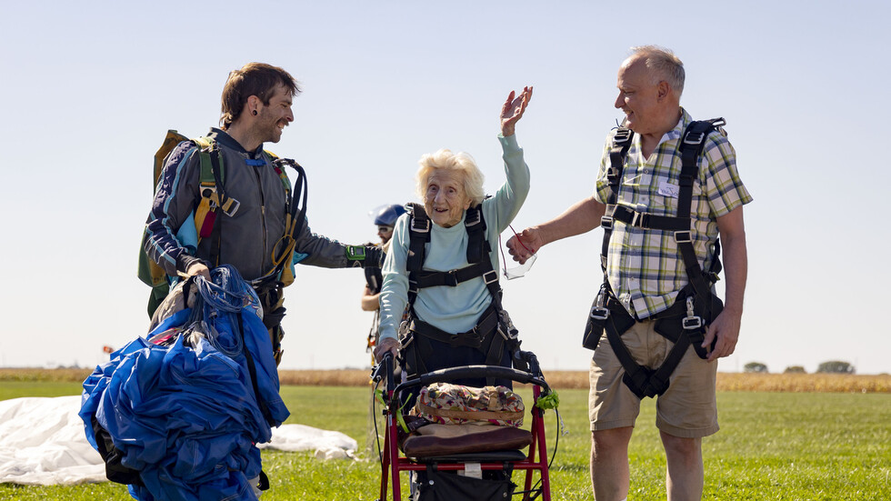 أمريكية تسعى لتحقيق رقم قياسي عالمي كأكبر مسنة تقفز بالمظلات (صور)