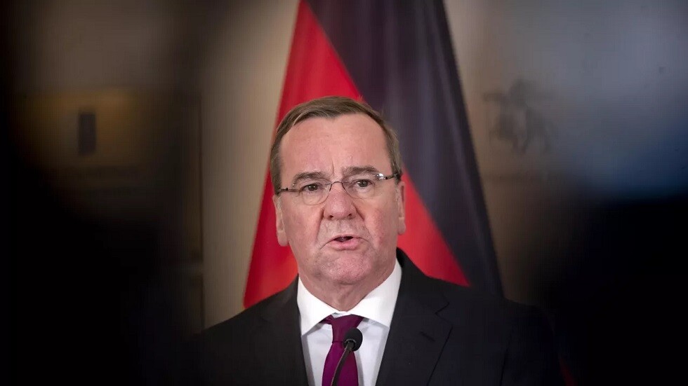 مواطن يثير غضب وزير الدفاع الألماني بسؤال "لا يمكن طرحه في ألمانيا على الإطلاق"