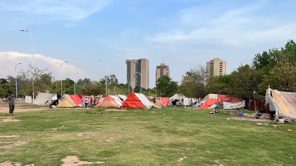 السلطات الباكستانية تأمر الأفغان المقيمين بشكل غير قانوني بمغادرة البلاد