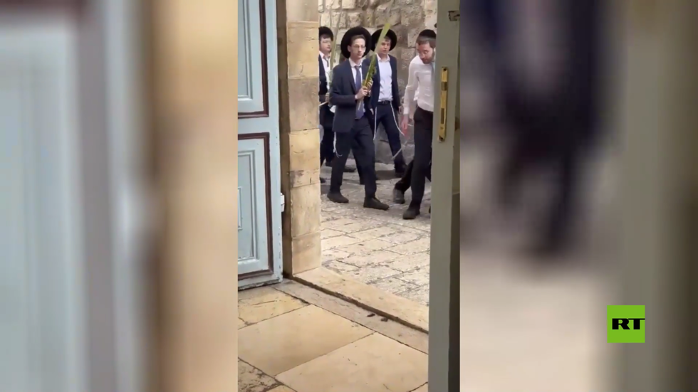 فيديو جديد.. مستوطنون يبصقون عند مرورهم أمام بوابة كنيسة "حبس المسيح" بالقدس