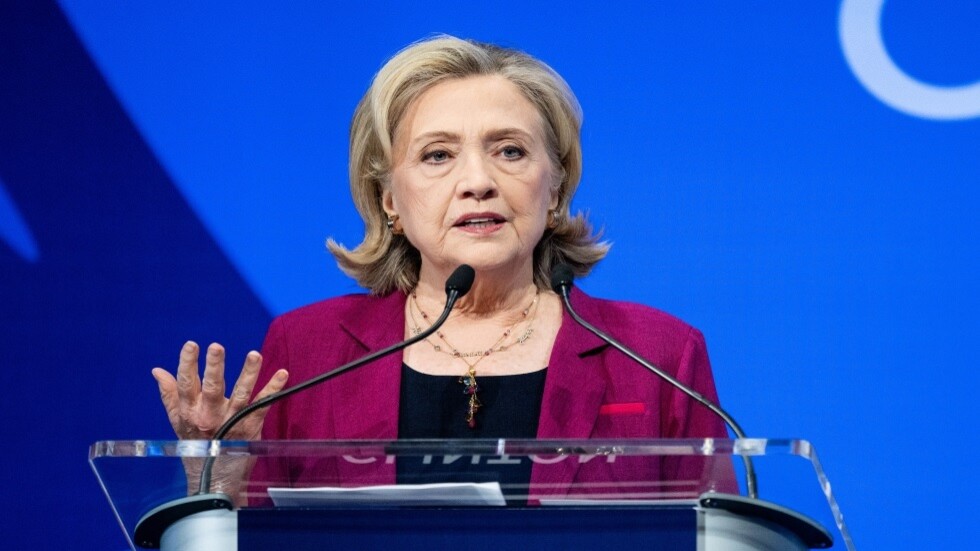 هيلاري كلينتون: الناس تردد الطروحات الروسية.. هذه نقطة تسجل لصالح بوتين