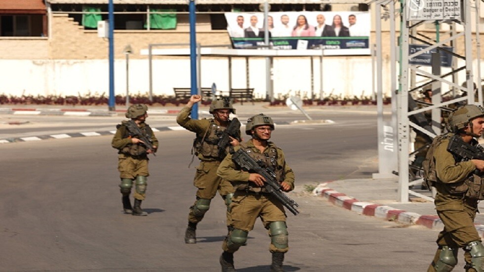 إذاعة الجيش الإسرائيلي: مقاتلون فلسطينيون يحتجزون عشرات الرهائن الإسرائيليين في كيبوتس باري