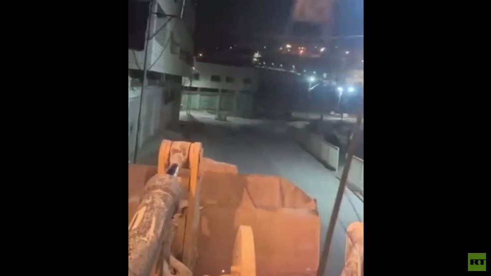 الإذاعة الإسرائيلية: فلسطيني اخترق حاجزا عسكريا بجرافة في الخليل وتم تحييده (فيديو)