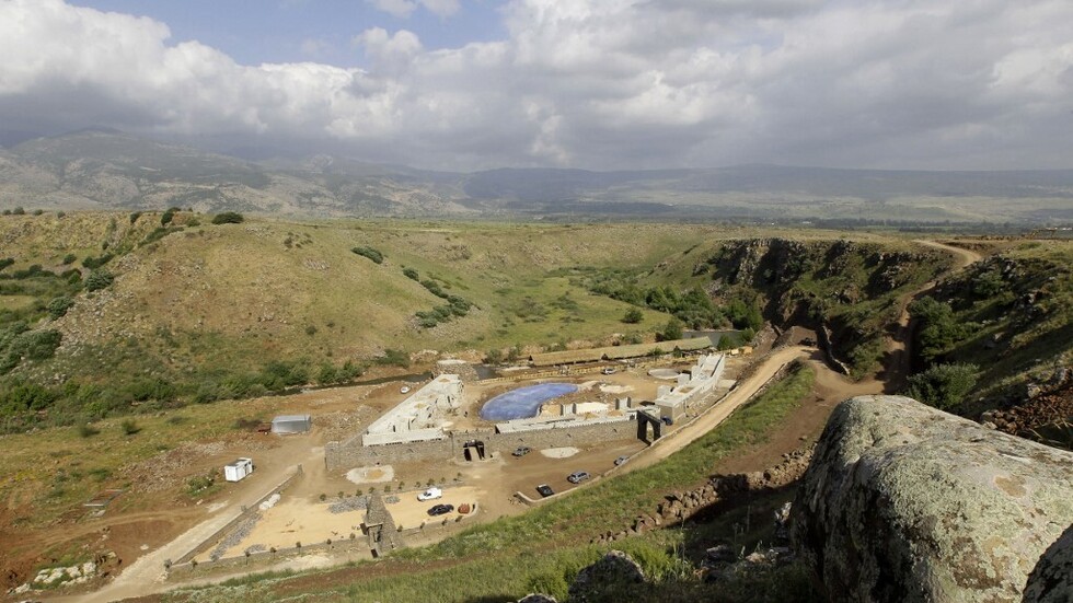 لبنان.. شبان يرشقون كاميرات المراقبة الإسرائيلية بالحجارة (فيديو)