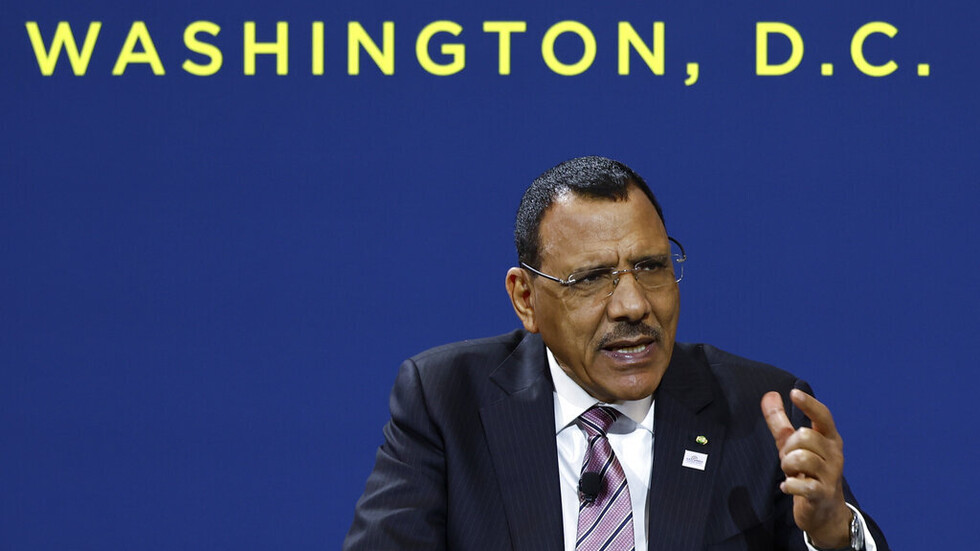 بلينكن يجري مكالمة هاتفية مع رئيس النيجر المخلوع بازوم