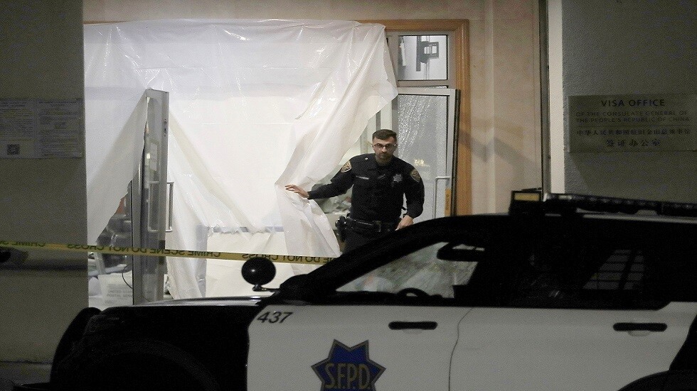 الشرطة الأمريكية تقتل سائقا اصطدمت سيارته بقنصلية صينية (فيديو)