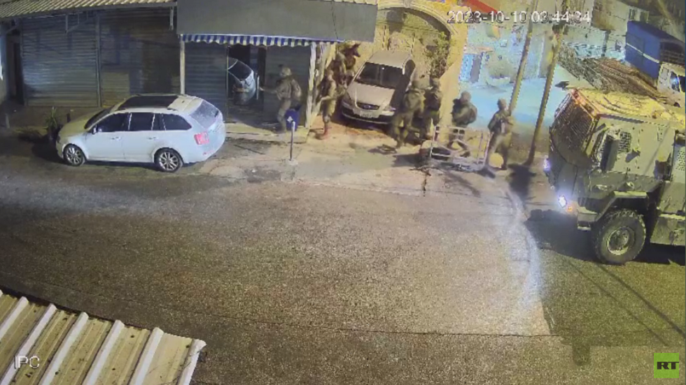 القوات الإسرائيلية تقتل فلسطينيا شمال الخليل وتقتحم نابلس فجرا (فيديو)