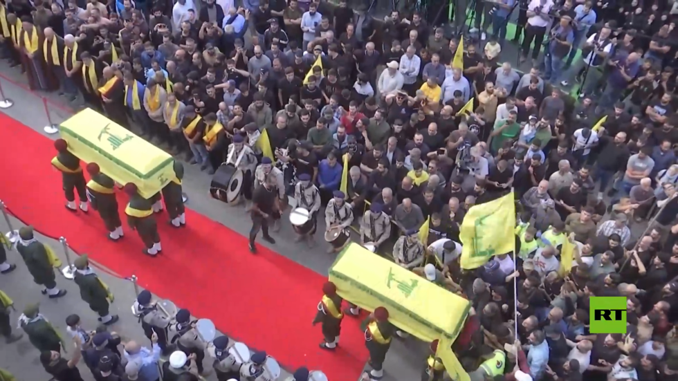 جنازة ثلاثة من عناصر حزب الله قتلوا في القصف الإسرائيلي على جنوب لبنان