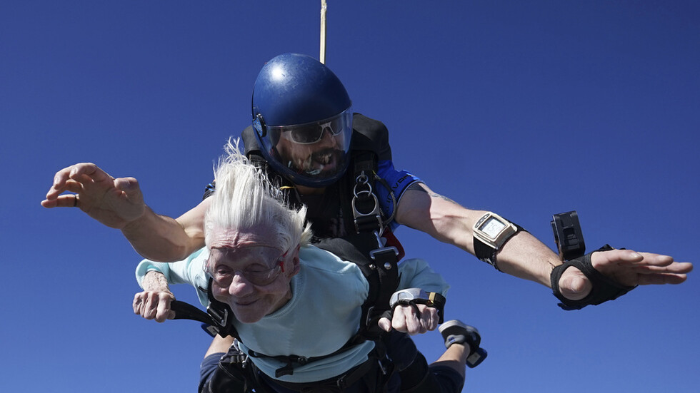 بعد أيام من قفزها بالمظلة.. وفاة المسنة دوروثي هوفنر