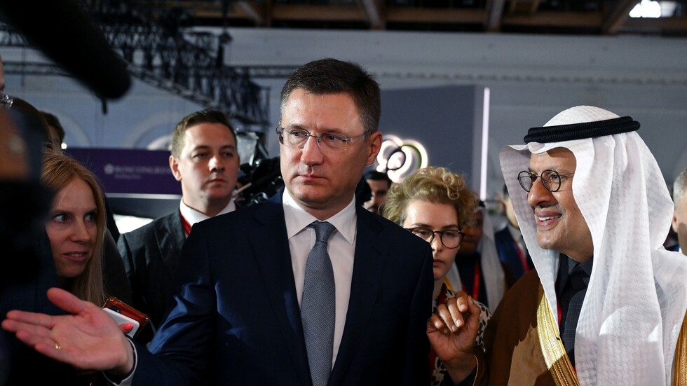 الأمير عبد العزيز بن سلمان يتفقد الشركات المشاركة في منتدى 