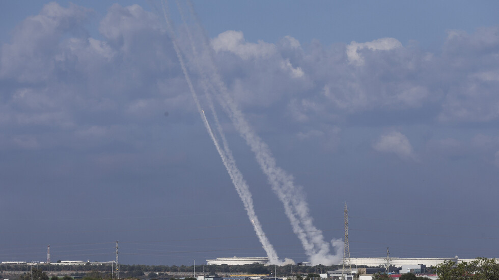 كتائب القسام تعلن توجيه ضربة صاروخية كبيرة إلى عسقلان ردا على تهجير المدنيين من غزة