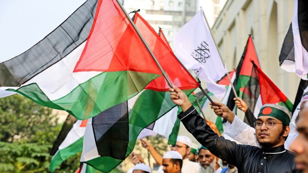 وزيرة بريطانية تجرّم "رفع العلم الفلسطيني" في مظاهرات "معادية" لإسرائيل